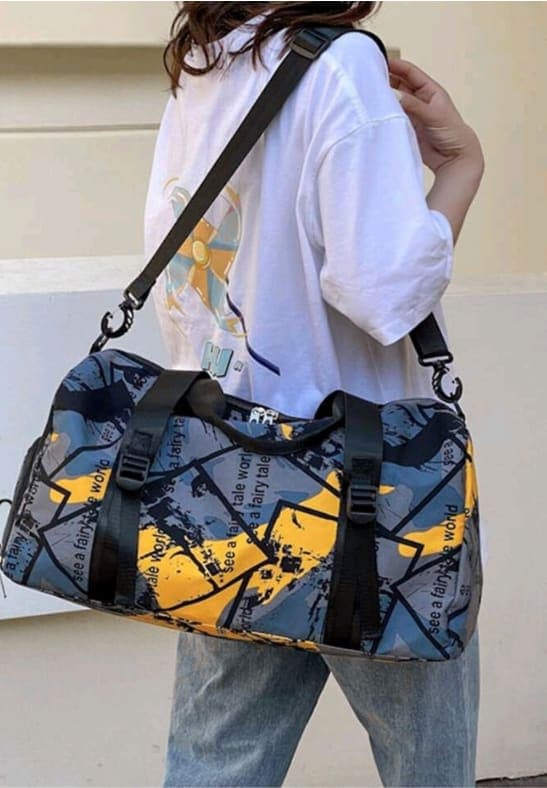 Maletín para gimnasio negro con detalles amarillos