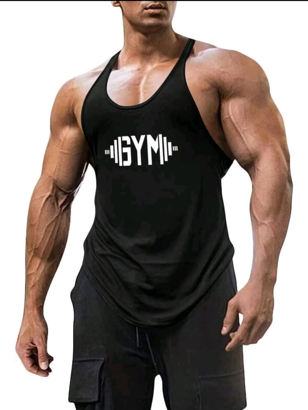 Camiseta negra con la frase GYM estampada