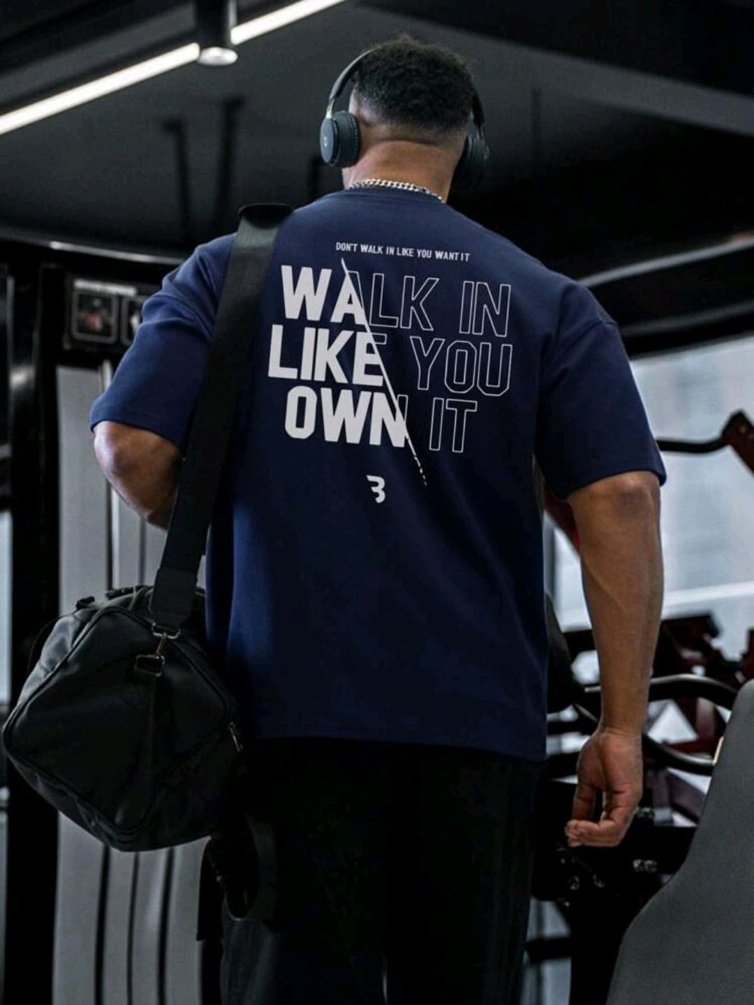 Pullover azul oversized estampado con la frase WALK IN LIKE YOU OWN IT